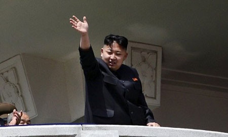 Nhà lãnh đạo Kim Jong-un vẫy chào cuối buổi diễu binh. . Nhà lãnh đạo Kim Jong-un vẫy chào cuối buổi diễu binh.