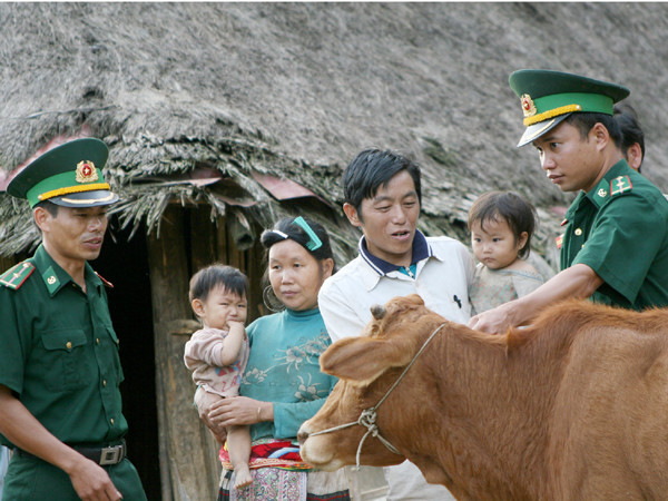 BĐBP Đồn 411 trao quà cho gia đình ông Lý A Lung ở bản Huổi Khon. Ảnh: Minh Đức