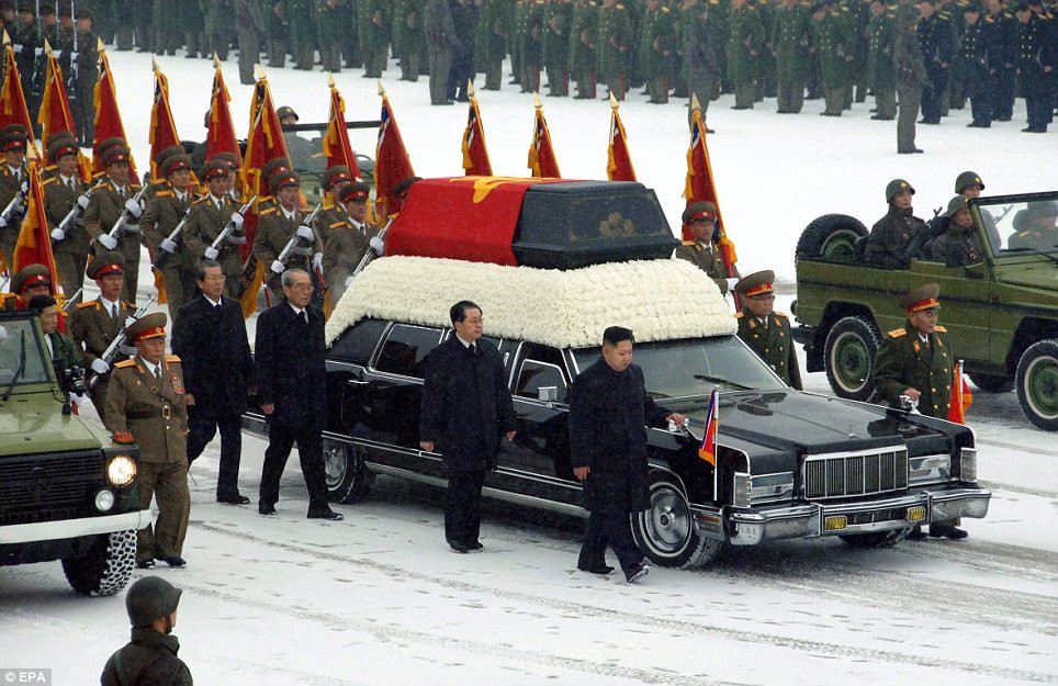 Đám tang nhà lãnh đạo Triều Tiên, Kim Jong Il diễn ra ngày 28 và 29-12. Đại tướng Kim Jong Un- con trai ông Kim Jong Un trở thành người kế vị. Ảnh: EPA.. Đám tang nhà lãnh đạo Triều Tiên, Kim Jong Il diễn ra ngày 28 và 29-12. Đại tướng Kim Jong Un- con trai ông Kim Jong Un trở thành người kế vị. Ảnh: EPA.