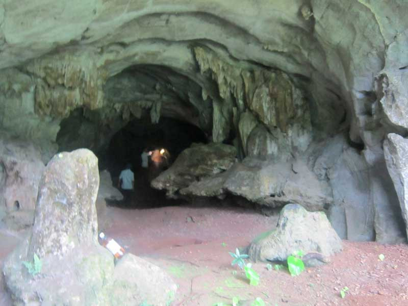 Cửa hang từ bên ngoài. Cửa hang từ bên ngoài