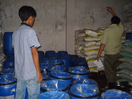 Quản lý thị trường kiểm tra, xử lý vi phạm mặt hàng phân bón. Ảnh: Mộng Thoa
