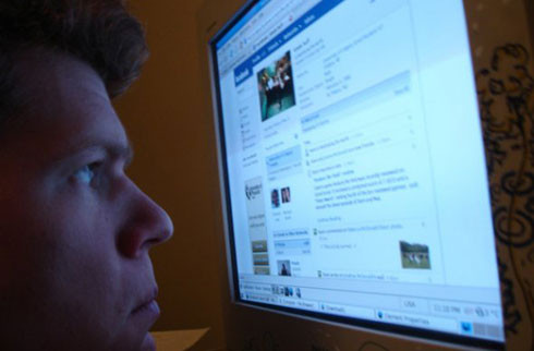 Công cụ phổ biến nhất để nhân viên trao đổi với nhau là Facebook Groups. Đây cũng là sản phẩm do chính “gà nhà” phát triển. Công cụ phổ biến nhất để nhân viên trao đổi với nhau là Facebook Groups. Đây cũng là sản phẩm do chính “gà nhà” phát triển