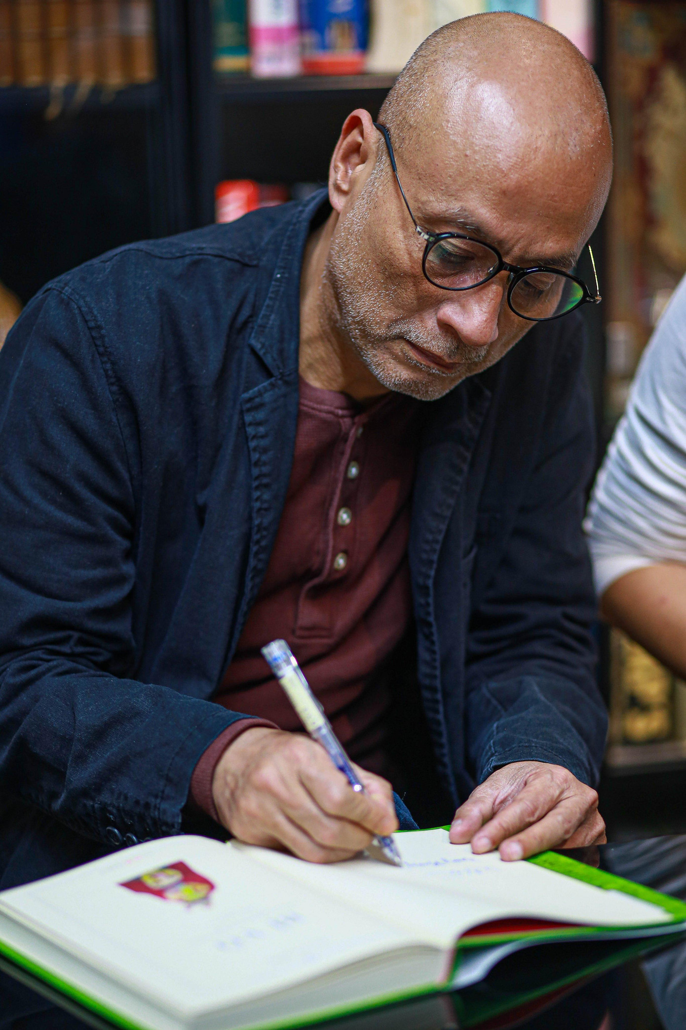 Họa sĩ Hoàng Phượng Vỹ: "Những dư chấn của Bỉ vỏ kích thích mình tưởng tượng để ngôn ngữ ngây thơ của mình nhiều giấc mơ, nhiều mộng du hơn đối với dòng văn học hiện thực phê phán. Tương tác mà vẫn độc lập, không thì thành tranh truyện rồi. Tôi không đi con đường đấy"