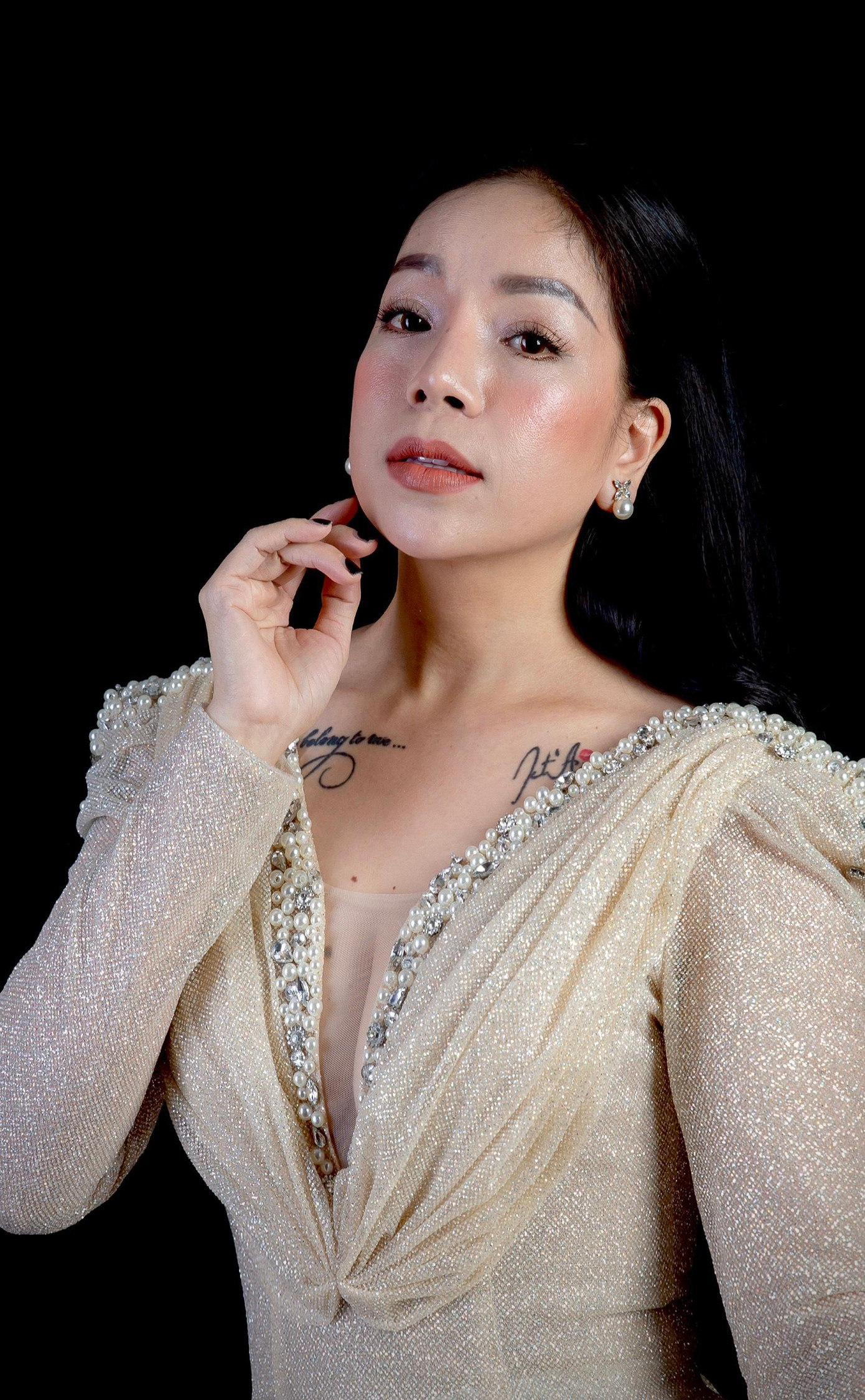 Hình ảnh của Minh Chuyên trong MV Khúc mùa Thu Hình ảnh của Minh Chuyên trong MV Khúc mùa Thu