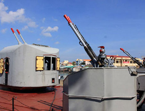 Pháo phòng không AK-726 (góc trái ảnh) trang bị trên các tàu hộ tống săn ngầm lớp Petya II/III. Pháo được trang bị 2 nòng cỡ 76,2mm có tầm bắn 15.700m, độ cao 11.000m. bắn kính sát thương mục tiêu máy bay 8m. Phía góc phải ảnh là các tháp pháo phòng không 37mm 2 nòng, thường được trang bị trên một số tàu pháo kiểu cũ của Việt Nam