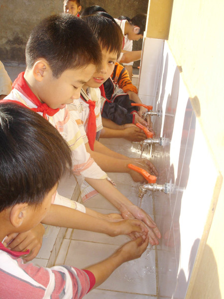 Việc phòng bệnh tay chân miệng hiện chủ yếu dựa vào biện pháp vệ sinh cá nhân và khử khuẩn môi trường. Ảnh: P.V