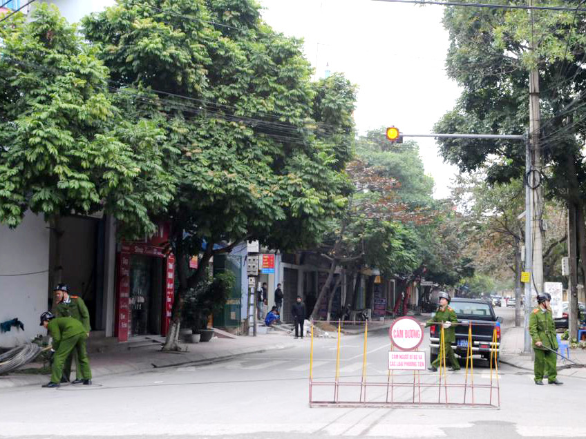 Gần 6h, công tác chuẩn bị cho phiên tòa được triển khai. Con đường dẫn đến tòa án được giăng dây thép gai và đặt biểm cấm. Nhiều người dân tỉnh Bắc Giang đến tòa án từ rất sớm Người nhà chủ tiệm vàng bên di ảnh của ba nạn nhân. Lê Văn Luyện được áp giải tới phiên tòa. Luyện bước xuống xe, được bảo vệ nghiêm ngặt. Bị cáo Luyện nhoài người ra sau tìm người thân. Các bị cáo tại phiên tòa (mặc áo xanh). Bố Luyện (bên trái) quay mặt sang nhìn con trai... Hàng trăm người dân tụ tập ngoài tòa án để theo dõi diễn biến phiên tòa.