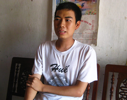 Vừa nói chuyện, chàng trai 21 tuổi vừa ôm cánh tay vì vẫn còn đau. Ảnh: Hoàng Phương