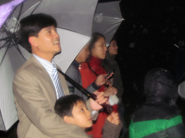 Người dân thành Vinh háo hức xem bắn pháo hoa đón chào năm mới.