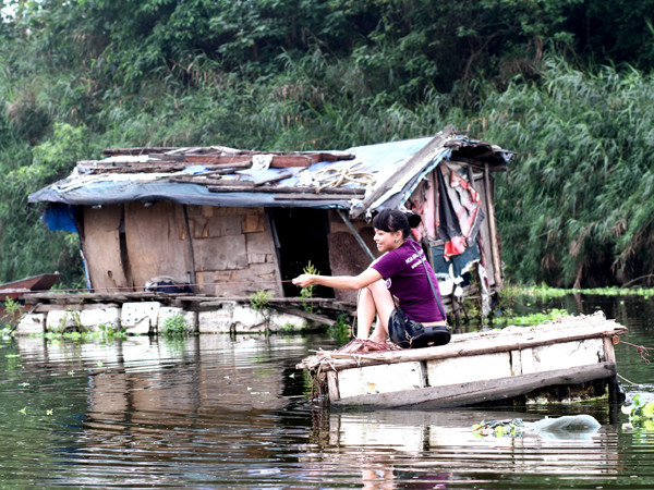 Thí sinh tự kéo dây ra thăm nhà nổi, tìm hiểu cuộc sống của hộ dân làng chài