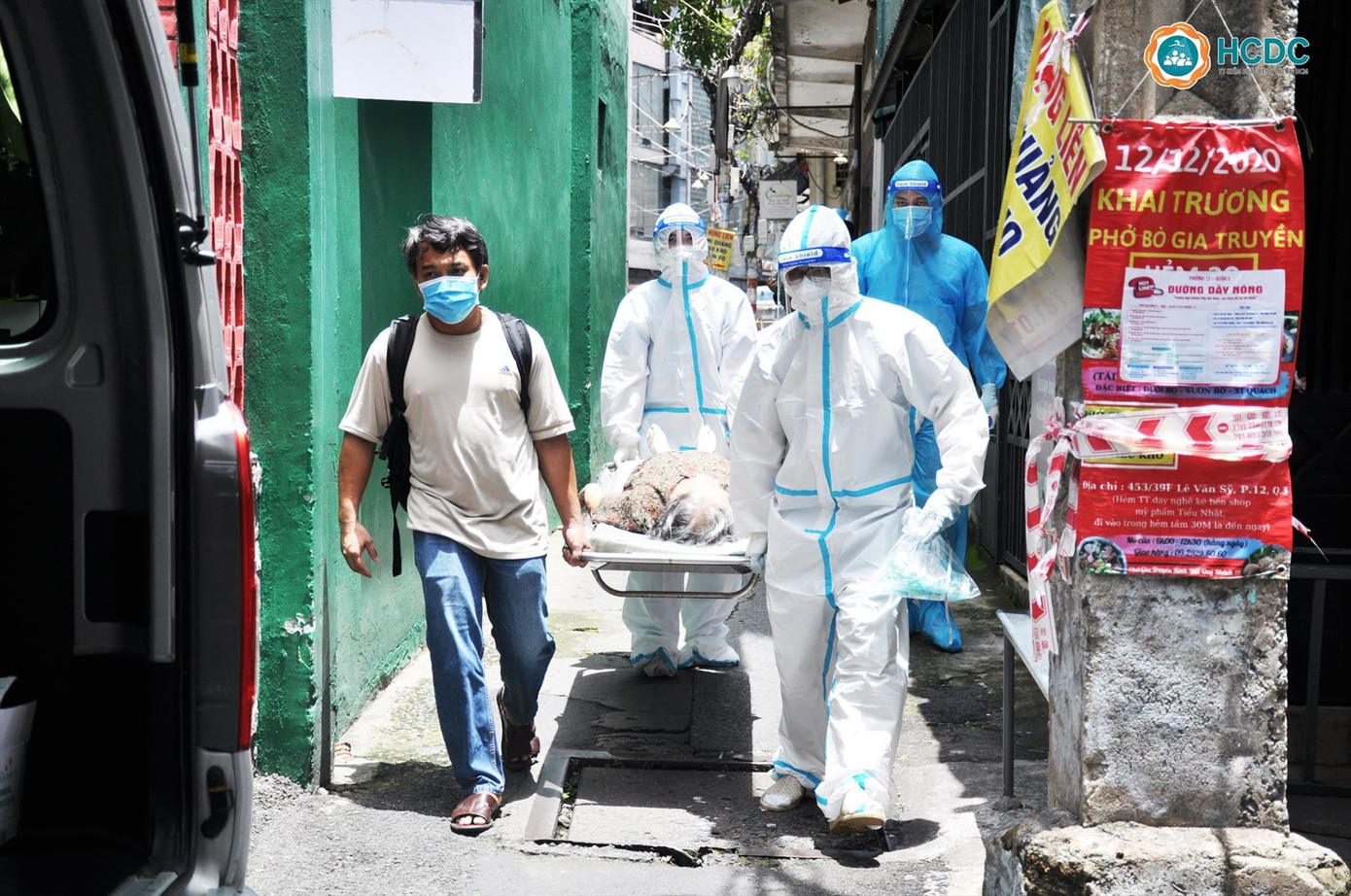 Đợt bùng phát dịch COVID-19 vừa qua, nhân viên y tế đã tận lực cống hiến nhưng đãi ngộ chưa tương xứng khiến nhiều người nản lòng