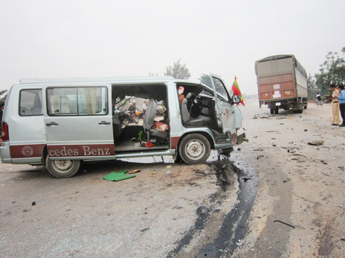 Vụ tai nạn làm hai người chết và nhiều người bị thương. Vụ tai nạn làm hai người chết và nhiều người bị thương