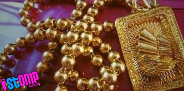 Món đồ trang sức bằng vàng cô gái trẻ được tặng 