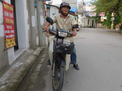 Trung tá Hà “còi” và cần câu cơm bao năm. Ảnh: Đức Nam