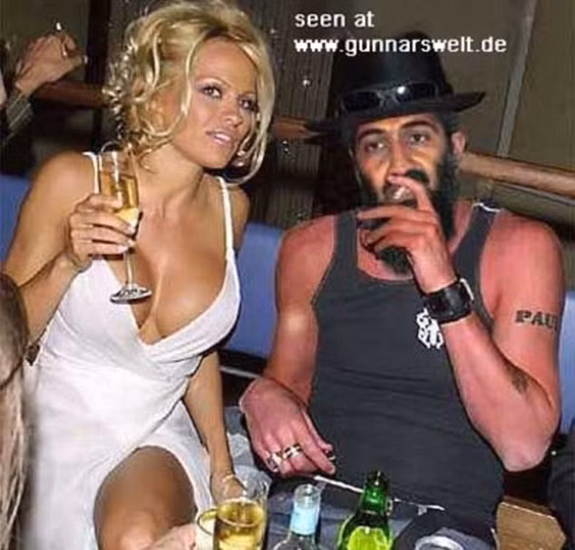 Trong bức ảnh này, Bin Laden lại được ghép với "quả bom sex" Pamela Anderson. Hai người như đang tham dự một bữa tiệc ở quầy bar. Trong bức ảnh này, Bin Laden lại được ghép với
