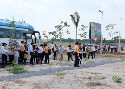 Nhà đất giá rẻ vẫn thu hút sự quan tâm của nhiều khách hàng hơn là bất động sản có giá cao. Ảnh: Vũ Lê