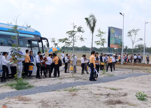 Nhà đất giá rẻ vẫn thu hút sự quan tâm của nhiều khách hàng hơn là bất động sản có giá cao. Ảnh: Vũ Lê. Nhà đất giá rẻ vẫn thu hút sự quan tâm của nhiều khách hàng hơn là bất động sản có giá cao. Ảnh: Vũ Lê