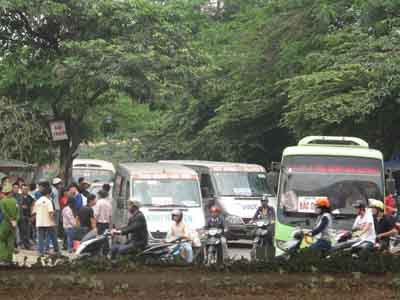 Dù có lực lượng công an nhưng xe vẫn vẫn ngang nhiên bắt khách (chụp tại khu vực bến xe Mỹ Đình). ảnh: Sỹ Lực. Dù có lực lượng công an nhưng xe vẫn vẫn ngang nhiên bắt khách (chụp tại khu vực bến xe Mỹ Đình). ảnh: Sỹ Lực