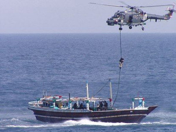 Giải cứu thủy thủ từ cướp biển Somalia. Ảnh: Reuters