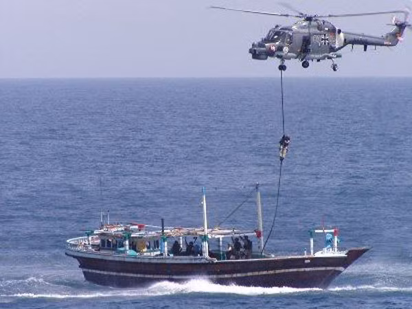 Giải cứu thủy thủ từ cướp biển Somalia. Ảnh: Reuters