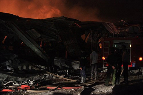 Phía bên ngoài, lửa đã được dập tắt tại một phần nhà xưởng. Ảnh: Khampha.vn Phía bên ngoài, lửa đã được dập tắt tại một phần nhà xưởng