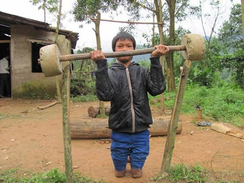  Các thầy làm riêng cho Đào bộ gá để tập tạ