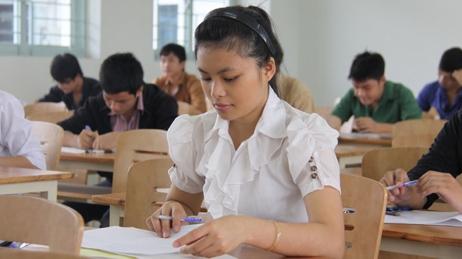 Sinh viên năm nhất chương trình chất lượng cao Trường ĐH Sư phạm kỹ thuật TP.HCM trong giờ thi kết thúc học kỳ. Trường này tuyển các lớp chất lượng cao cả sinh viên không dự thi vào trường. Ảnh: N.Hùng