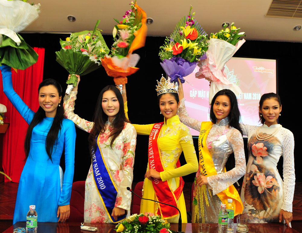 Từ trái sang: Người đẹp Nguyễn Phước Hạnh, Á hậu 2 Đặng Thu Trang, HOa hậu Đặng Thị Ngọc Hân, Á hậu 2 Vũ Thị Hoàng My, người đẹp Vũ Thu Hà