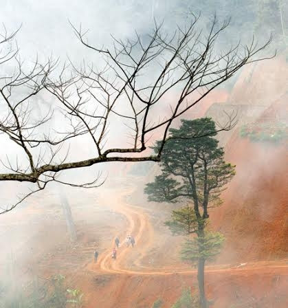 Tiết trời buổi trưa như tờ mờ sáng dưới miền xuôi