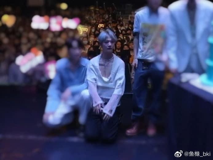 Chỉnh xong lại thành kín phía sau, hở phía trước!