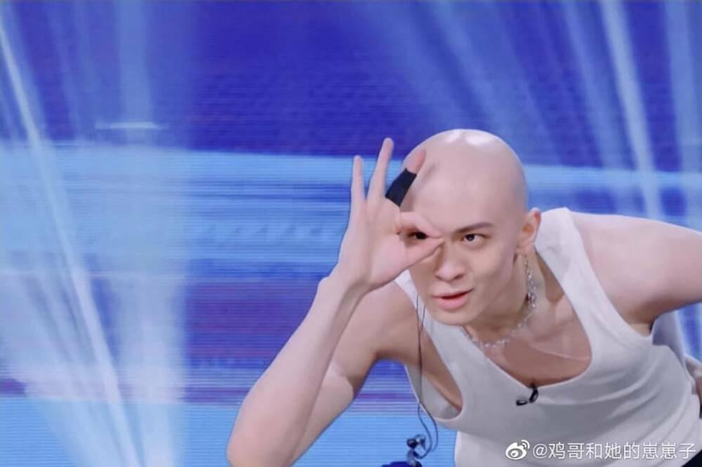 Hơn nữa, nhìn mái đầu bóng loáng này của Lương Sâm, nhiều người cũng bày tỏ sự thông cảm với Vương Nguyên: &quot;Không nhầm mới lạ đó&quot;.