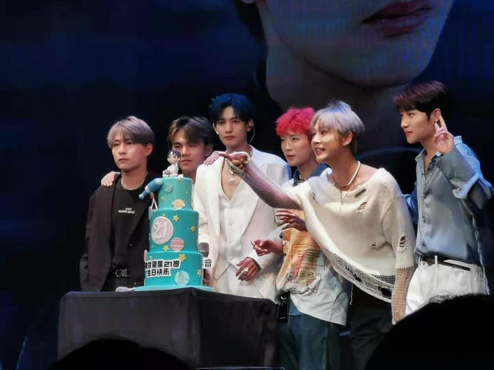 Chiếc áo vốn kín phía trước, hở phía sau.