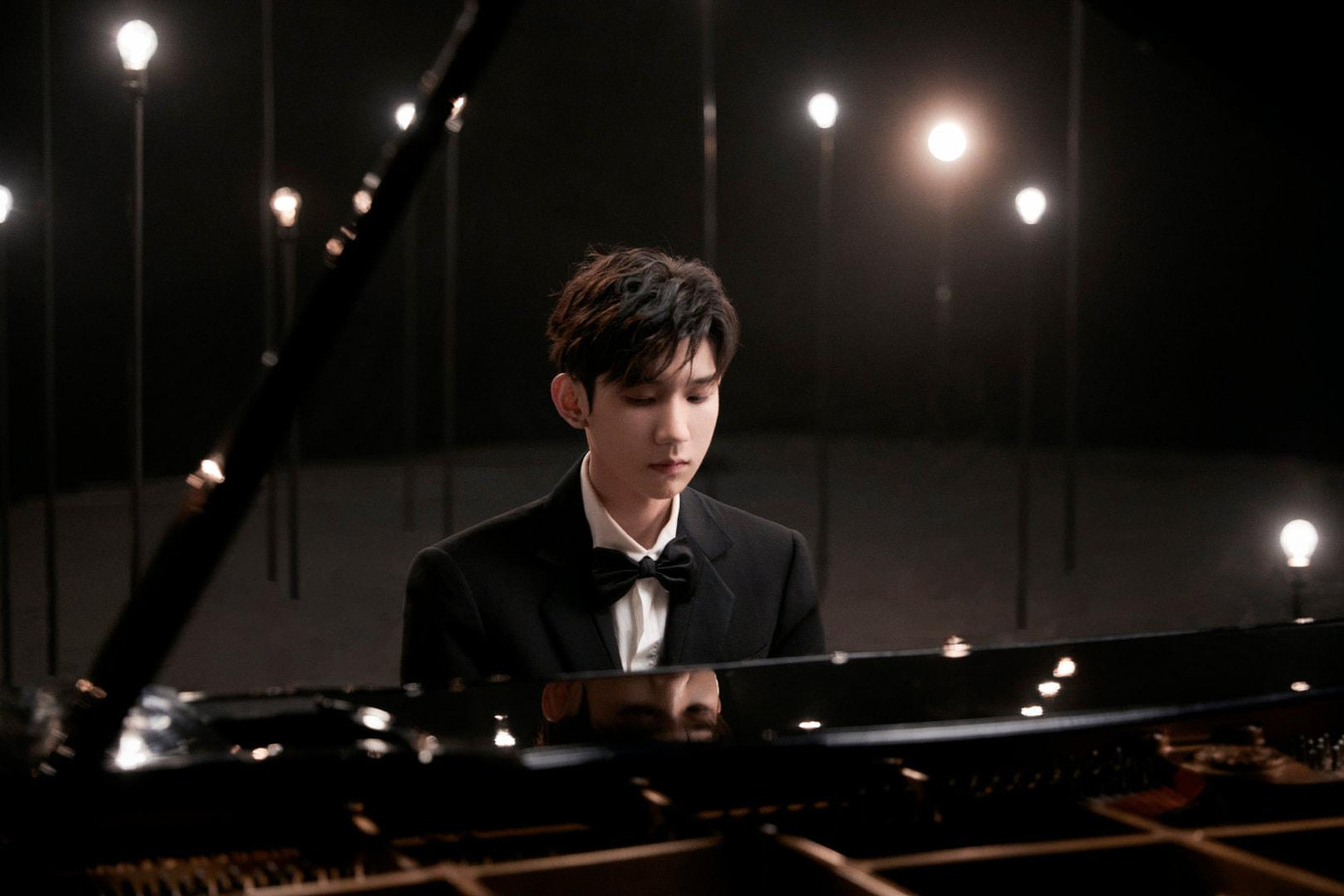 Vương Nguyên vốn là một idol vô cùng ngoan ngoãn, lễ phép. Trước sự nhầm lẫn này, netizen bày tỏ: &quot;Nhìn sự thành tâm của em ấy mà không dám bảo là nhầm luôn á&quot;.