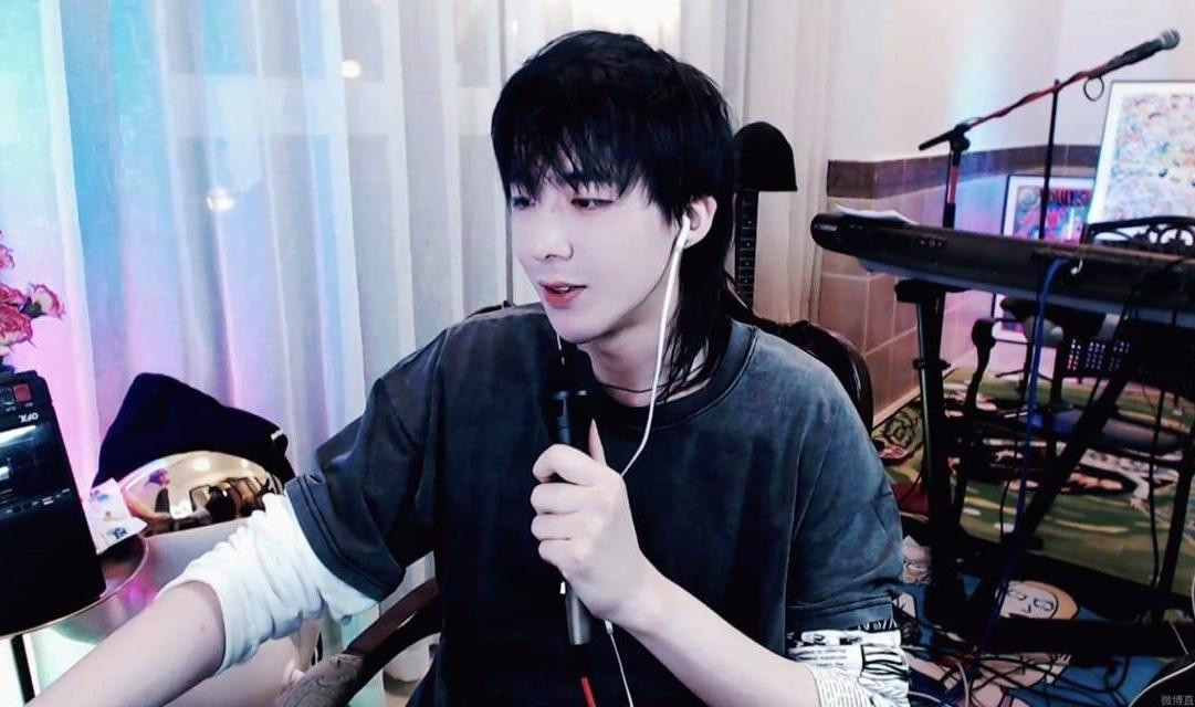 Những màn tự đính chính hài hước của Lưu Vũ Ninh khiến cả fan lẫn người qua đường vừa cười bò vừa khâm phục sự mạnh mẽ, &quot;chịu chơi&quot; của chàng ca sĩ có 1-0-2 này.