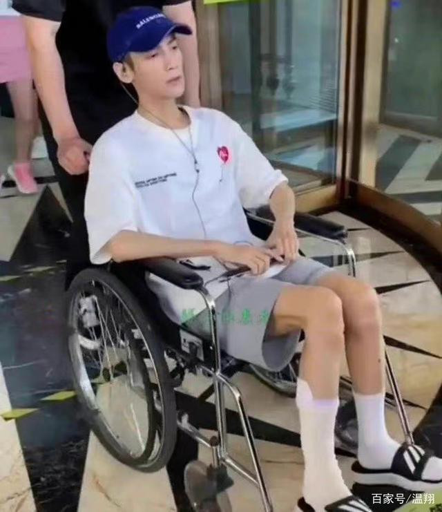 Trước đó, La Vân Hi từng khiến cộng đồng mạng bị sốc khi ngồi xe lăn xuất hiện ở phim trường Lương Ngôn Tả Ý với thân hình hốc hác, gầy rộc. Không ít cư dân mạng bày tỏ lo ngại trước tình trạng sức khỏe của nam diễn viên. Trước đó, La Vân Hi từng khiến cộng đồng mạng bị sốc khi ngồi xe lăn xuất hiện ở phim trường Lương Ngôn Tả Ý với thân hình hốc hác, gầy rộc. Không ít cư dân mạng bày tỏ lo ngại trước tình trạng sức khỏe của nam diễn viên.