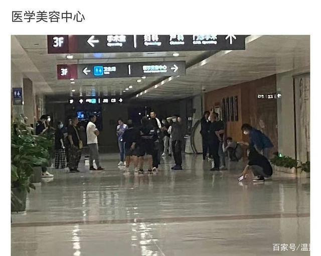 Hình ảnh được cho là La Vân Hi được đưa tới Trung tâm Thẩm mỹ Y học. Hình ảnh được cho là La Vân Hi được đưa tới Trung tâm Thẩm mỹ Y học.