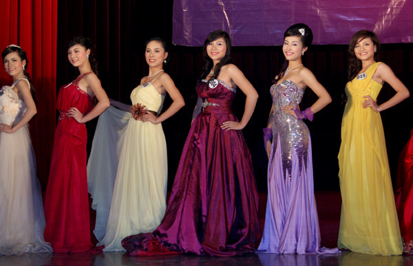 Lỗng lẫy trang phục dạ hội