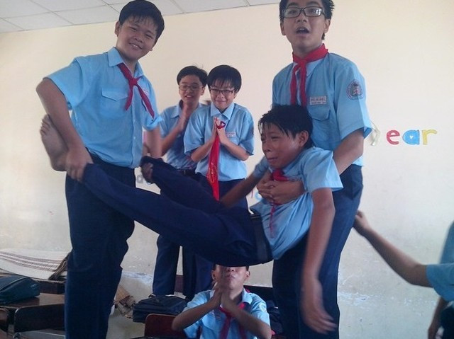 Nhìn biểu hiện của cậu học sinh này đủ biết trò đùa này tai quái như thế nào