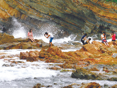 Bạn trẻ chụp ảnh ở bãi đá cổ. Ảnh: Hồng Vĩnh