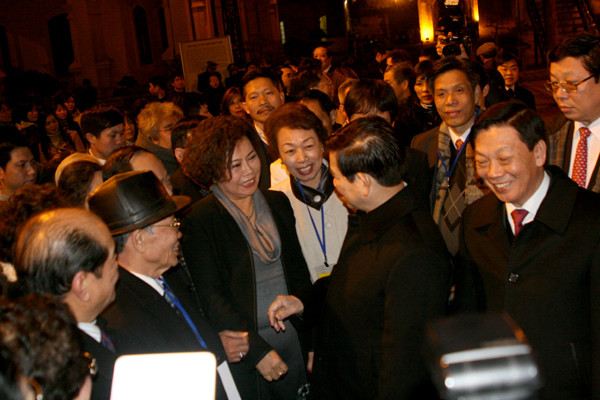 Bắt tay chia sẻ với đồng bào