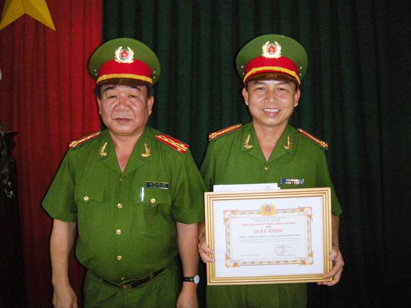 Đại tá Nguyễn Hiền Dũng, Phó Cục trưởng cục tham mưu Cảnh sát - Tổng cục Cảnh sát phòng chống tội phạm (Bộ công an) tặng bằng khen cho Phòng Cảnh sát điều tra về trật tự xã hội Công an tỉnh Bình Dương. Đại tá Nguyễn Hiền Dũng, Phó Cục trưởng cục tham mưu Cảnh sát - Tổng cục Cảnh sát phòng chống tội phạm (Bộ công an) tặng bằng khen cho Phòng Cảnh sát điều tra về trật tự xã hội Công an tỉnh Bình Dương