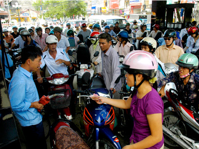 Xăng dầu liên tục tăng giá 3 lần trong vòng chưa đầy 1 tháng (từ 20-7 đến 13-8). Ảnh: Hồng Vĩnh