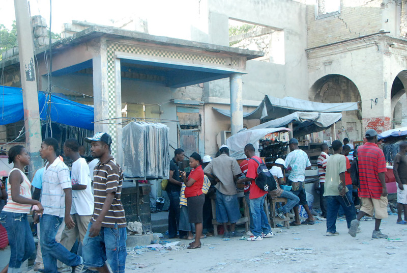 Người dân phải tìm mọi cách để mưu sinh 