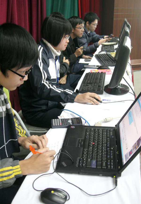 Đồ dung giải toán có laptop, máy tính cầm tay và giấy bút