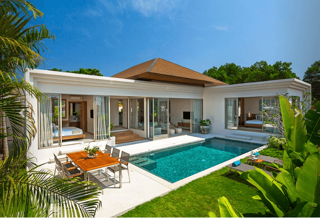 Căn biệt thự chữ L hiện đại gây ấn tượng với người nhìn nhờ phần mái độc đáo, đẹp mắt. Hệ thống cửa kính trong suốt giúp căn biệt thự có không gian mở, đón nắng, chan hòa với thiên nhiên. Khoảng không gian trống được bố trí tinh tế làm sân và hồ bơi. Tổng thể căn biệt thự tạo nên một không gian sống hiện đại, tiện nghi, sang trọng.