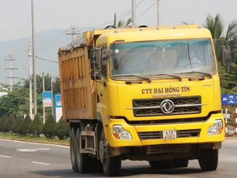 Nhan nhản dòng xe Dongfeng, Howo... xuất xứ Trung Quốc lưu thông quá tải. ẢNH: NGUYỄN HUY. Nhan nhản dòng xe Dongfeng, Howo... xuất xứ Trung Quốc lưu thông quá tải. ẢNH: NGUYỄN HUY