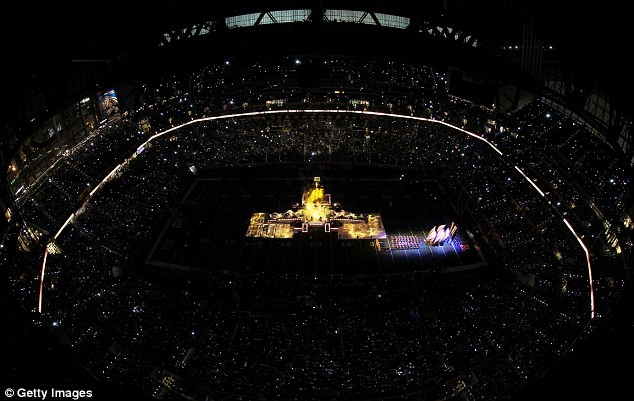 Sân khấu của chương trình ở giữa sân vận động và khán giả ngồi khá xa nên hầu hết đều không thấy được hành động này của M.I.A