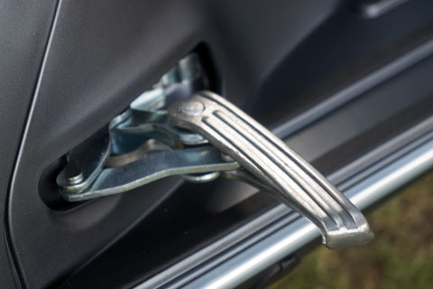 Chỗ để chân cho người ngồi sau là điểm trừ đáng tiếc