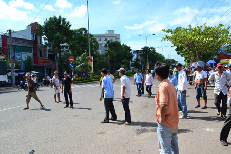 Giàn hàng ngang giữa quốc lộ. Ảnh: Việt Hương