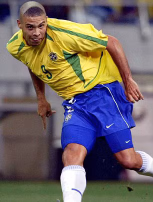 Ronaldo với kiểu tóc bờm ngựa nổi tiếng